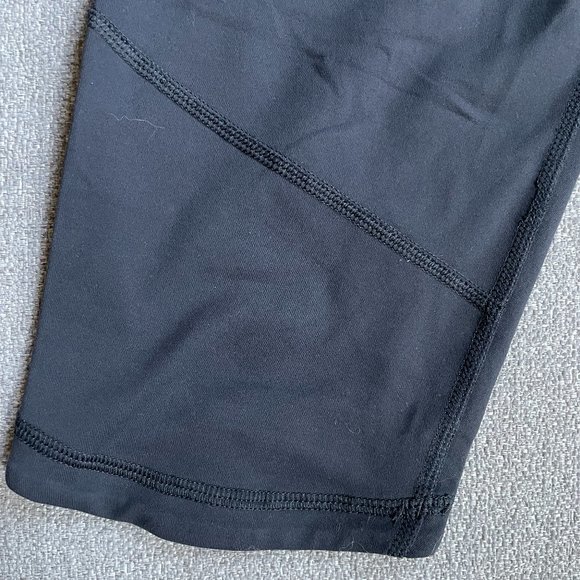 LULULEMON Run: Excel Crop in Deep Coal | Size 6 - Picture 11 of 15